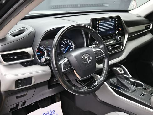 Used 2021 Toyota Highlander XLE AWD/4WD image 19