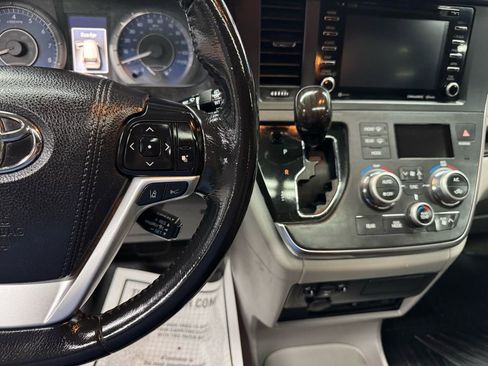 Used 2018 Toyota Sienna XLE Premium image 24