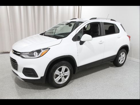 Certified 2022 Chevrolet Trax LT w/ LT Convenience Package image 3