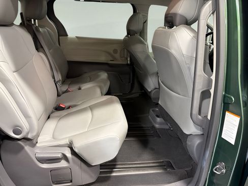 Used 2021 Toyota Sienna XLE FWD image 32