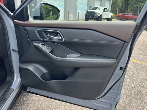 Certified 2023 Nissan Rogue Platinum w/ Platinum Premium Package image 11