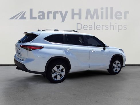 Used 2023 Toyota Highlander LE AWD/4WD image 5