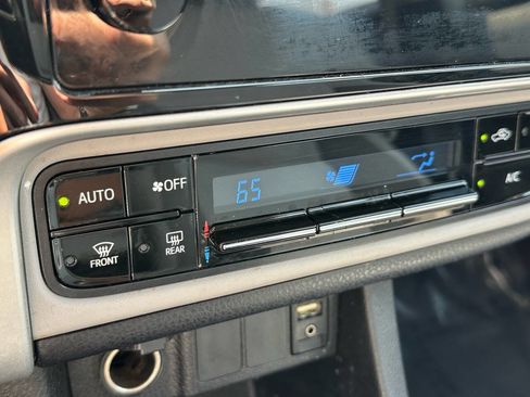 Used 2018 Toyota Corolla LE image 25