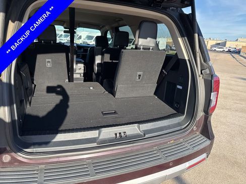 Used 2023 Ford Expedition XLT image 9