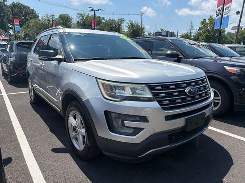 Used 2016 Ford Explorer XLT w/ Equipment Group 202A AWD/4WD image 1
