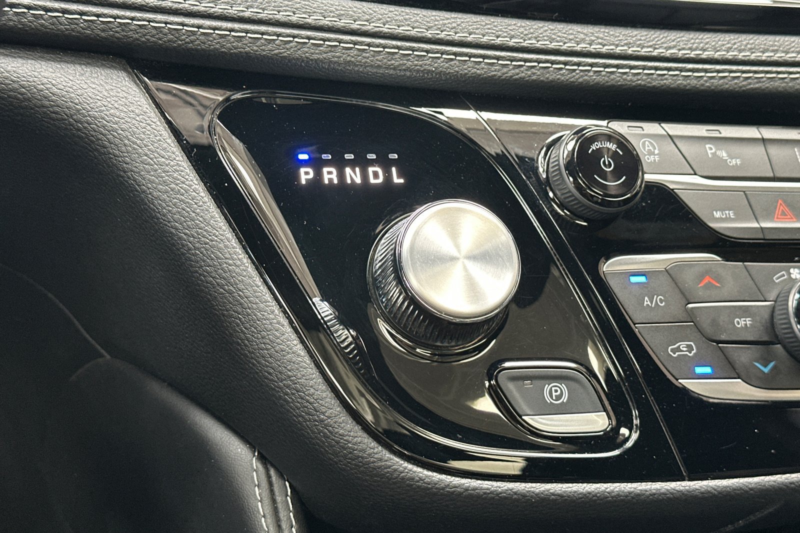 Used 2025 Chrysler Pacifica Limited FWD image 29