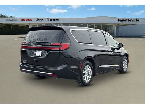 Used 2024 Chrysler Pacifica Touring-L image 3