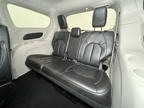 Used 2024 Chrysler Pacifica Touring-L image 6