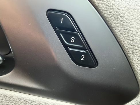 Used 2023 Chrysler Pacifica Touring-L FWD image 19