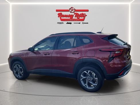 Used 2025 Chevrolet Trax LT w/ LT Convenience Package FWD image 3