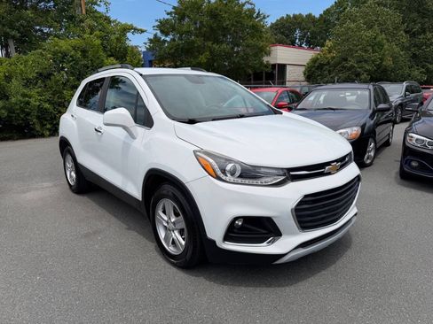 Used 2020 Chevrolet Trax LT w/ LT Convenience Package FWD image 3