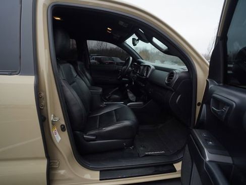 Used 2019 Toyota Tacoma TRD Off-Road image 17