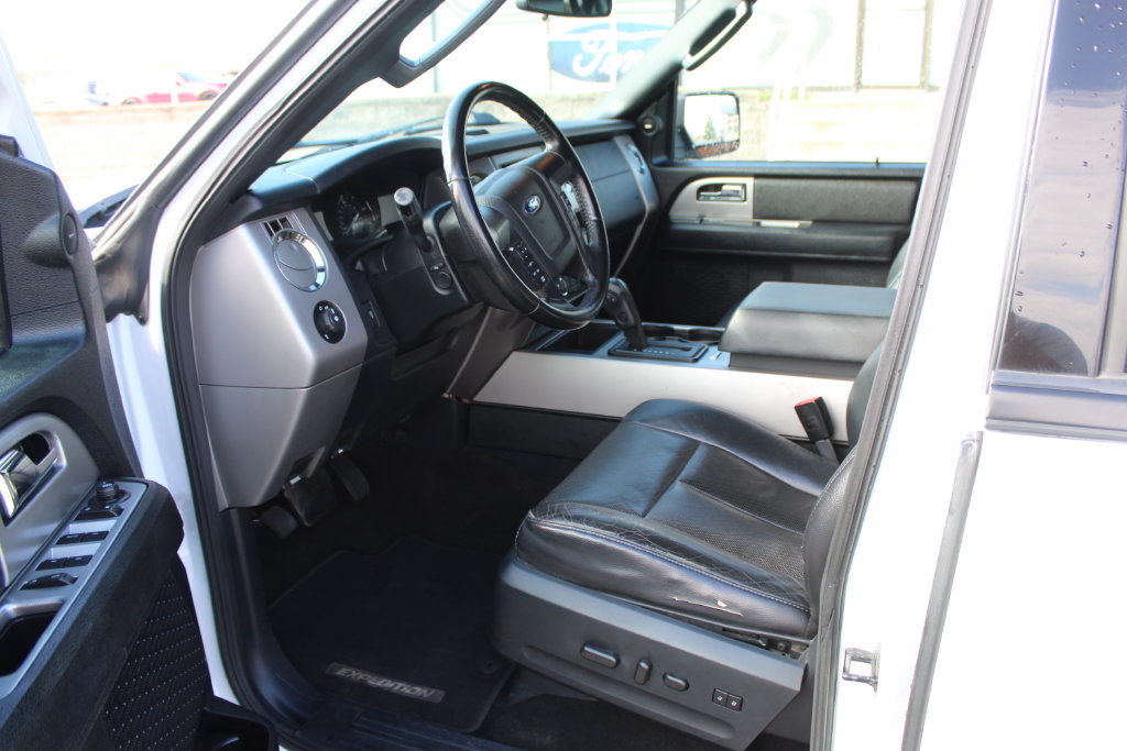 Used 2017 Ford Expedition XLT w/ Equipment Group 201A AWD/4WD image 22