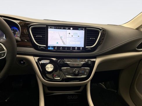 Used 2024 Chrysler Pacifica Limited w/ Trailer Tow Group image 14