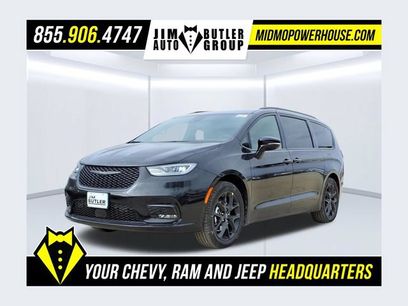 New 2026 Chrysler Pacifica Select w/ S Appearance Package