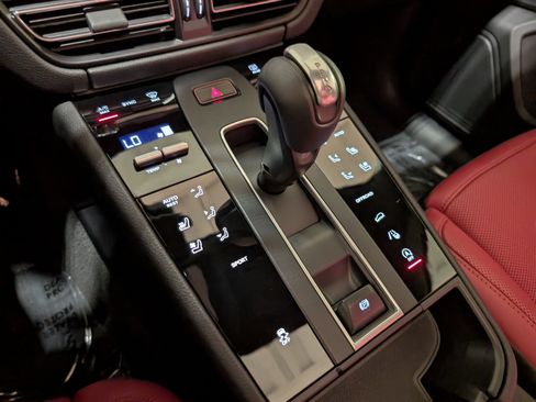 Used 2025 Porsche Macan image 39