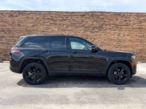 Used 2022 Jeep Grand Cherokee Altitude AWD/4WD image 9