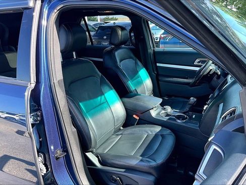 Used 2016 Ford Explorer XLT w/ Equipment Group 202A AWD/4WD image 9