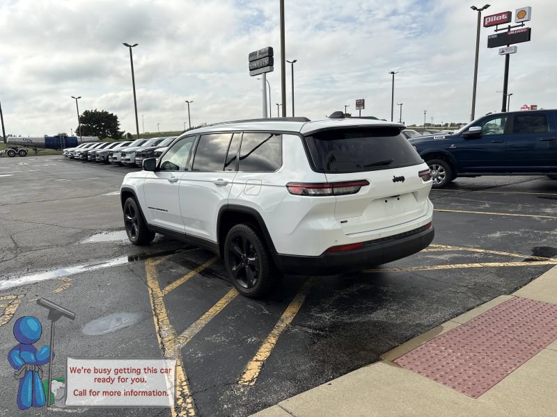 Used 2021 Jeep Grand Cherokee L Laredo RWD image 3