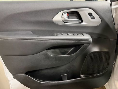 Used 2025 Chrysler Pacifica Limited FWD image 12