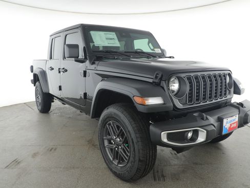 New 2025 Jeep Gladiator Sport image 3
