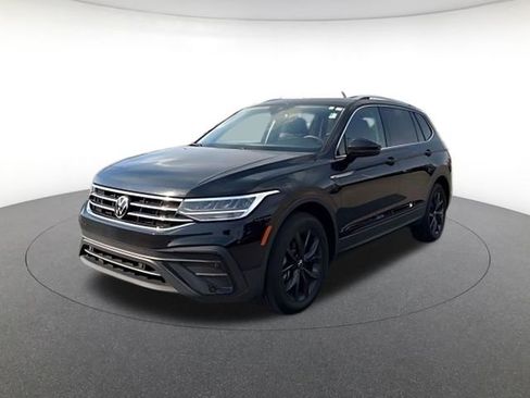 Used 2024 Volkswagen Tiguan SE AWD/4WD image 1