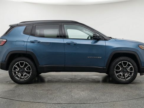 Used 2025 Jeep Compass Trailhawk AWD/4WD image 11