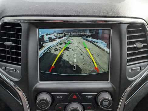 Used 2018 Jeep Grand Cherokee Limited image 32