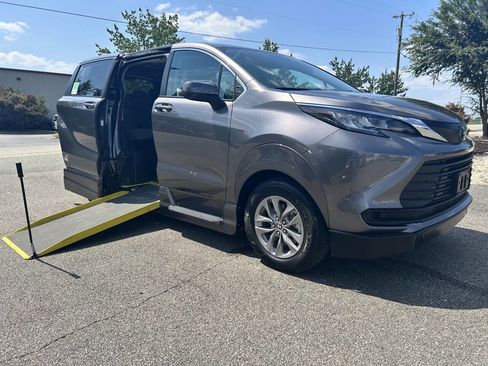 Used 2022 Toyota Sienna LE image 1