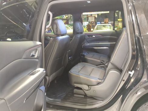 Used 2025 Chevrolet Traverse High Country AWD/4WD image 13