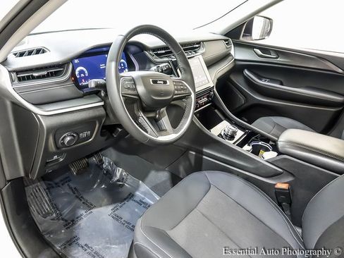 Used 2023 Jeep Grand Cherokee Laredo image 10