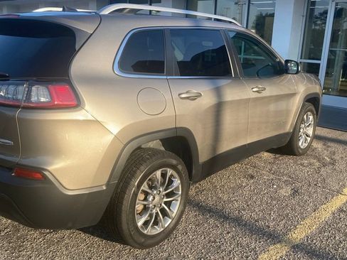 Used 2019 Jeep Cherokee Latitude Plus w/ Comfort/Convenience Group FWD image 3