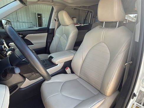 Certified 2023 Toyota Highlander XLE image 15