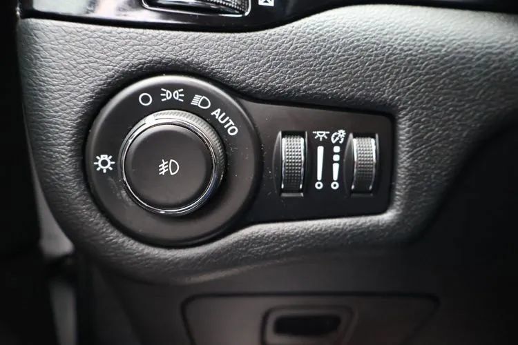 Used 2020 Jeep Cherokee Latitude Plus AWD/4WD image 22