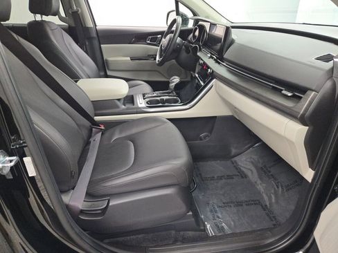 Used 2024 Kia Carnival EX image 7