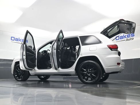 Used 2018 Jeep Grand Cherokee Altitude image 61