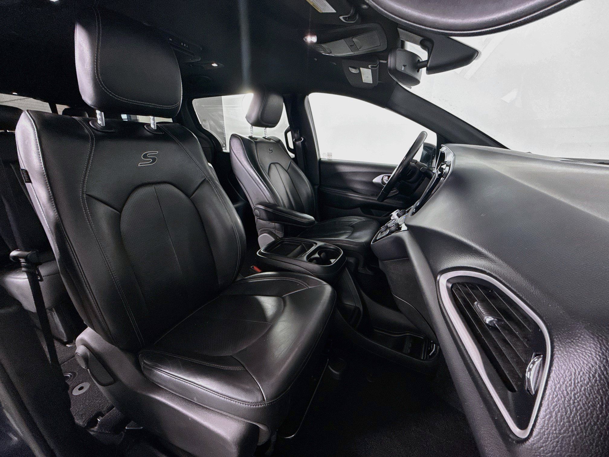 Used 2020 Chrysler Pacifica Touring-L w/ S Appearance Package FWD image 26