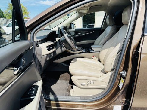 Used 2022 Lincoln Nautilus FWD w/ Premium Package image 9