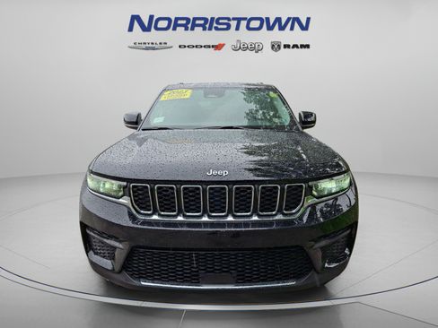 Certified 2023 Jeep Grand Cherokee Laredo AWD/4WD image 2