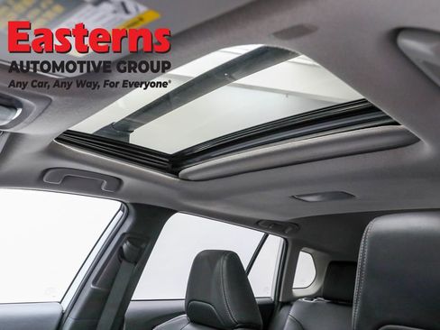 Used 2022 Toyota Corolla Cross XLE w/ Convenience Package image 31