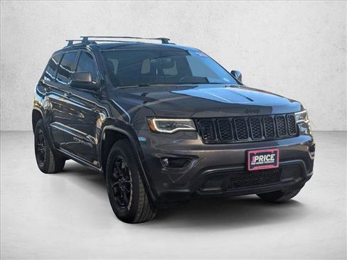 Used 2020 Jeep Grand Cherokee Laredo image 3