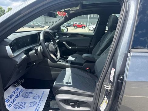 Used 2025 Volkswagen Tiguan SE R-Line AWD/4WD image 10