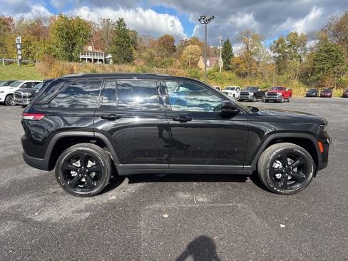 New 2025 Jeep Grand Cherokee Altitude image 5