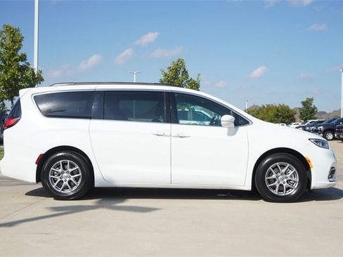 Used 2022 Chrysler Pacifica Touring image 10