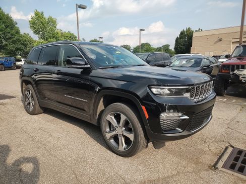 Used 2023 Jeep Grand Cherokee 4WD 4xe image 1