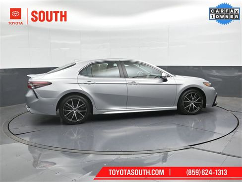 Used 2023 Toyota Camry SE image 3