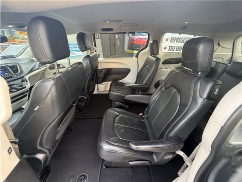 Used 2019 Chrysler Pacifica Touring-L image 20
