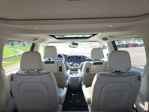 Used 2018 Chrysler Pacifica Limited w/ Advanced Safetytec Group FWD image 13