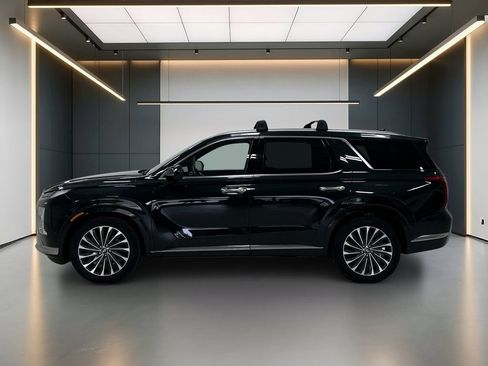 Used 2024 Hyundai Palisade Calligraphy FWD image 2