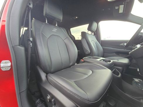New 2026 Chrysler Pacifica Select image 11